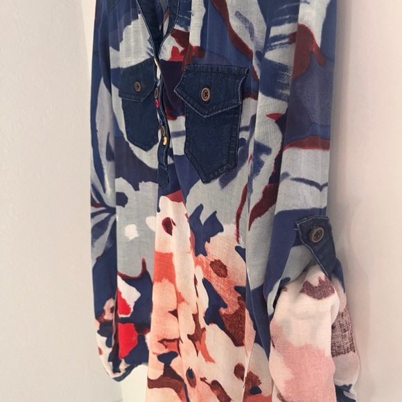 Desigual shirt flower print . Such a fun design . XS - Picture 9 of 9